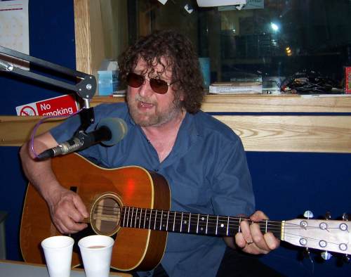 Chas Hodges singing